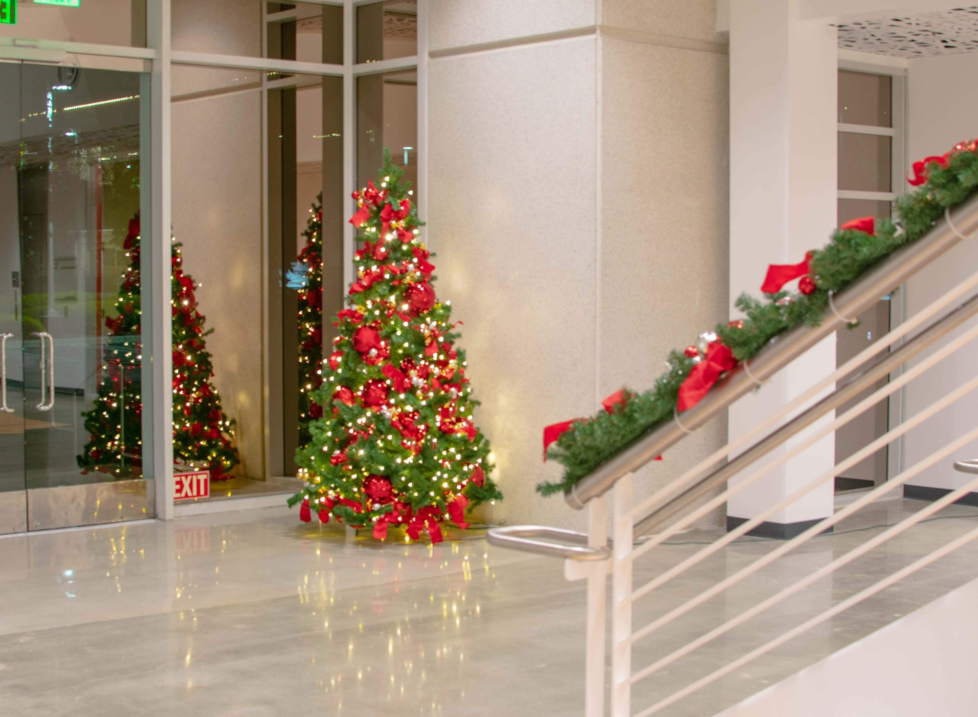 Professional Holiday Manufacturing & Installation Services from Lee Display