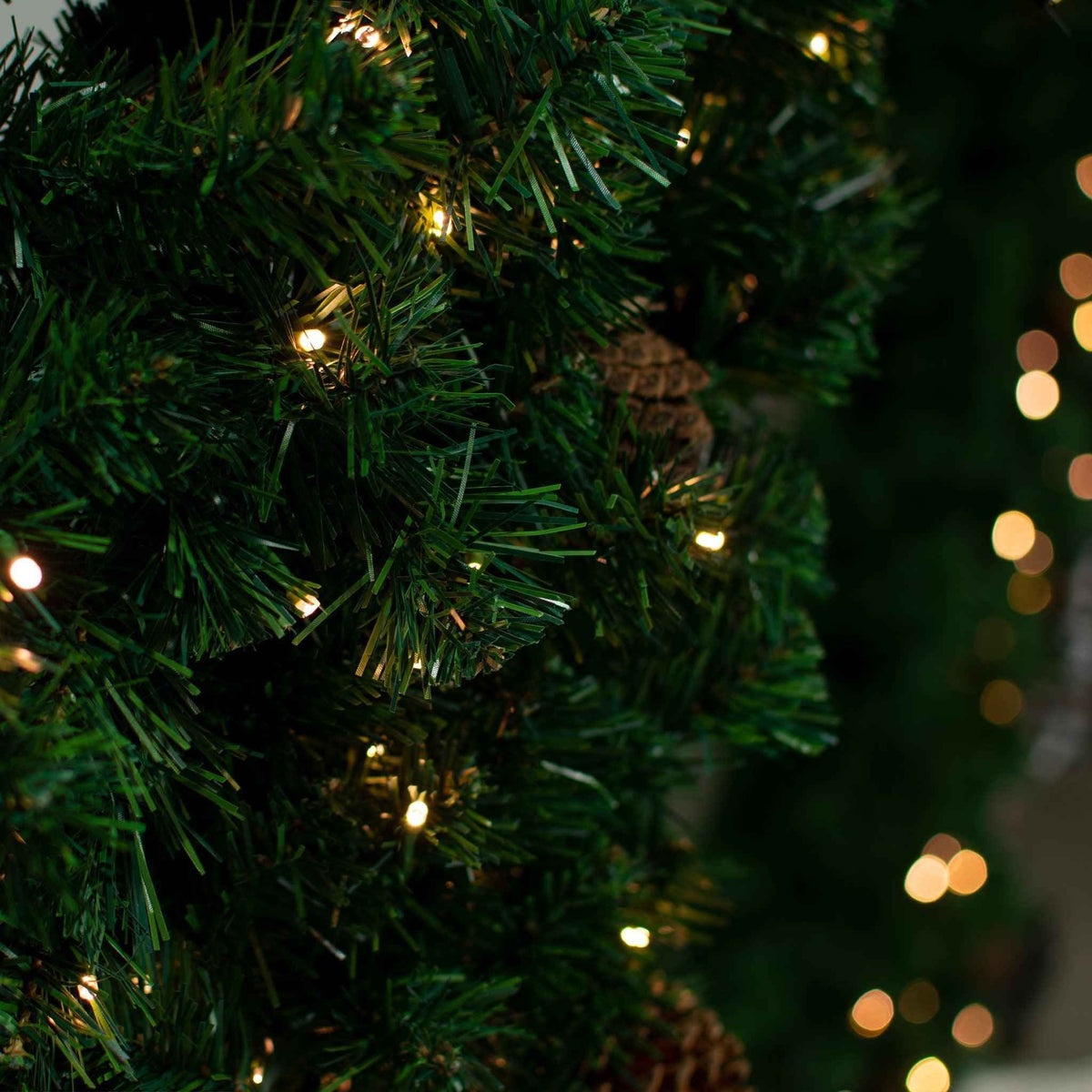 8FT Pre-Lit Premier Pine Fir Christmas Wreath - Lee Display