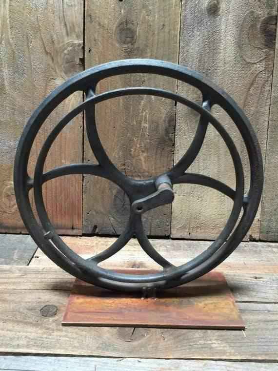 Steampunk Spinning Gear Display - Lee Display